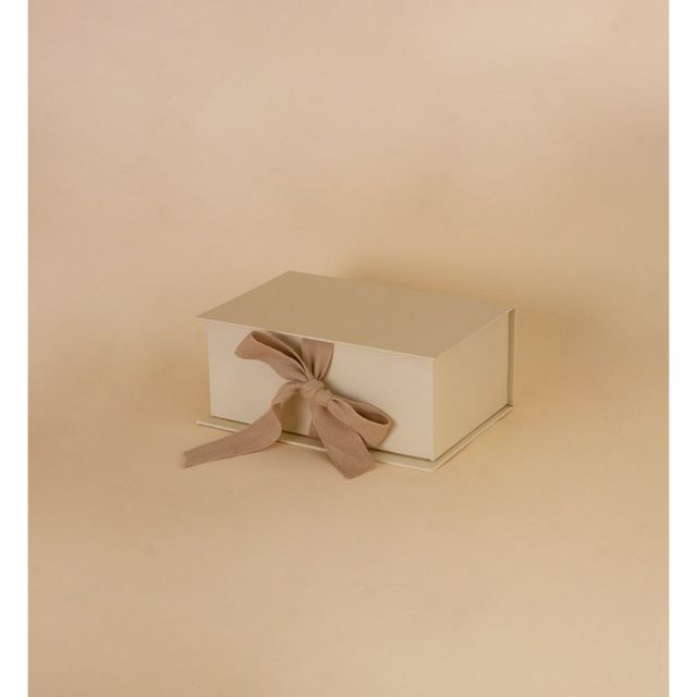 תמונת מוצר - אריזת מתנה מהודרת עם סרט מסדרת  - מחיר המוצר 15.9000 ש״ח
